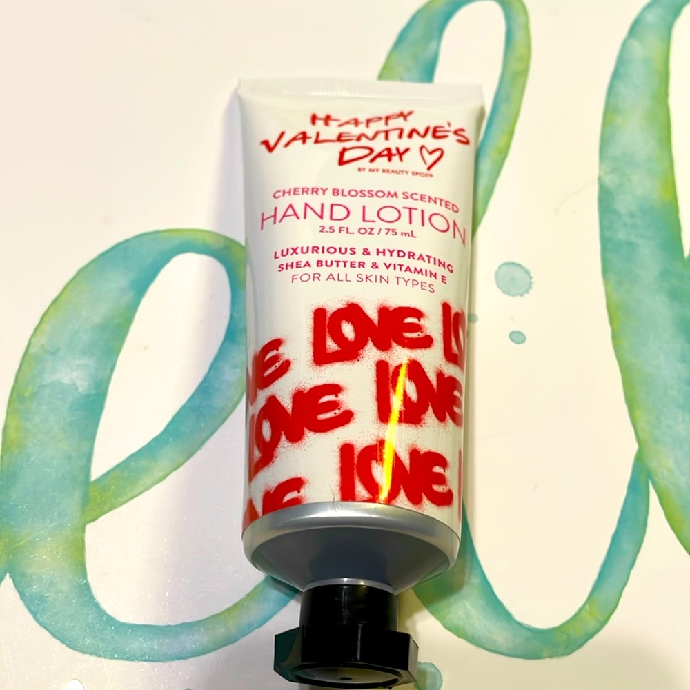 FREE GIFT 💙 Valentine’s Day Hand Lotion!